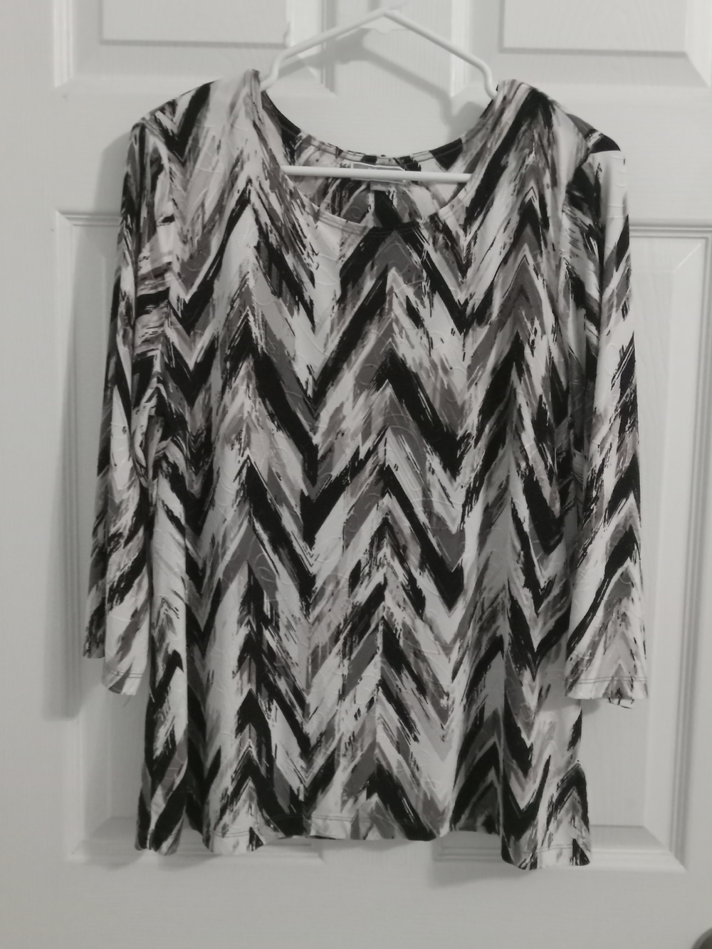 JM Collection Black and White, gray Brushstroke Scoop Neck Top